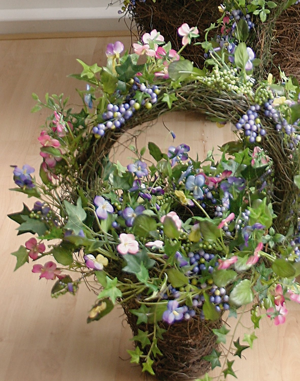 Künstlicher Korb mit Blüten, Blättern und Beeren, 30 cm, bunt