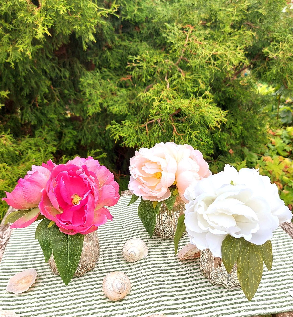 Fake peony arrangement in glass vase, 15 cm, cream-white