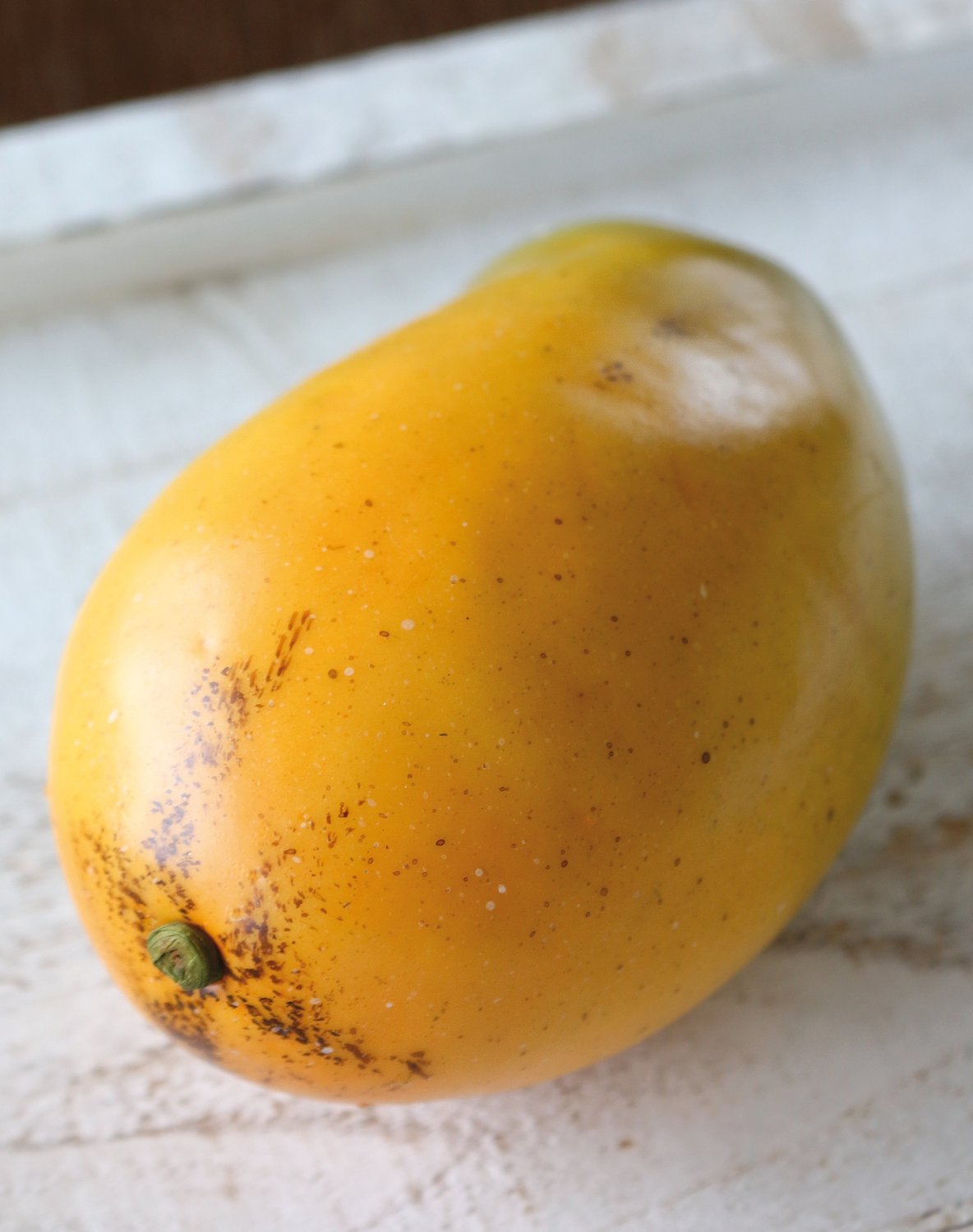 Künstliche Mango, 13 x 8 cm, grün-orange