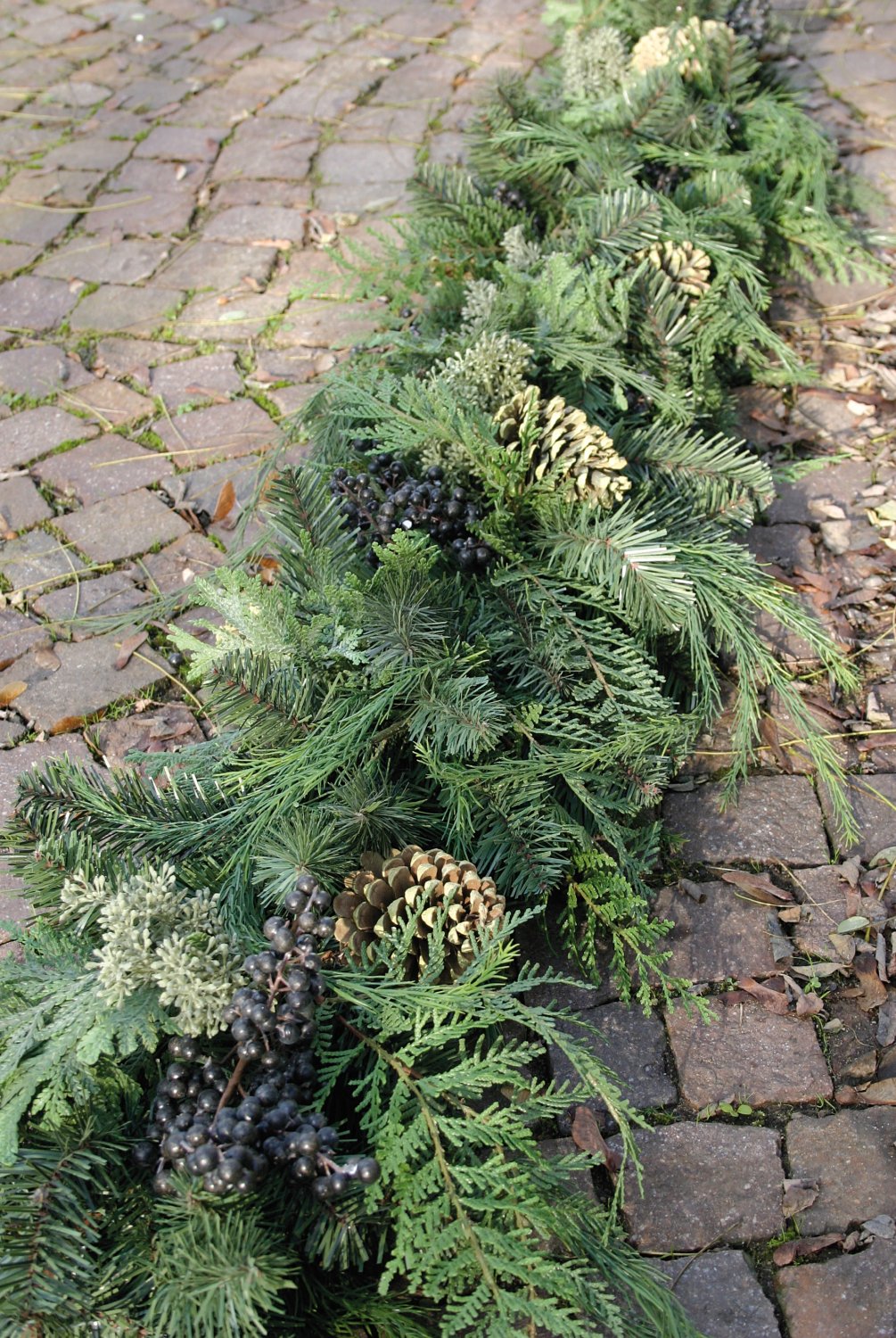 Künstliche Girlande 'Tanne / Zeder / Beeren / Zapfen', 180 cm, grün
