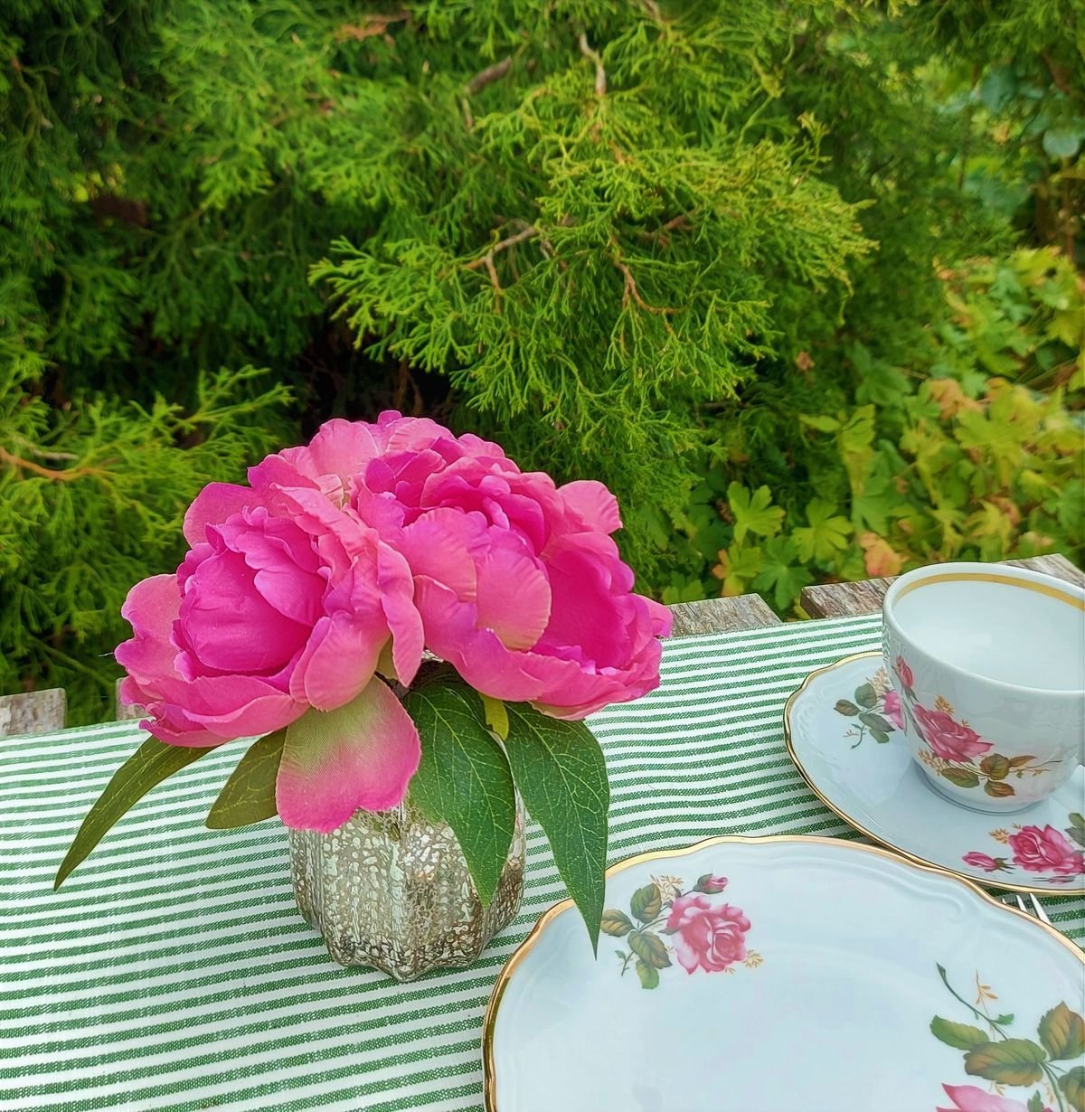 Fake peony arrangement in glass vase, 15 cm, pink