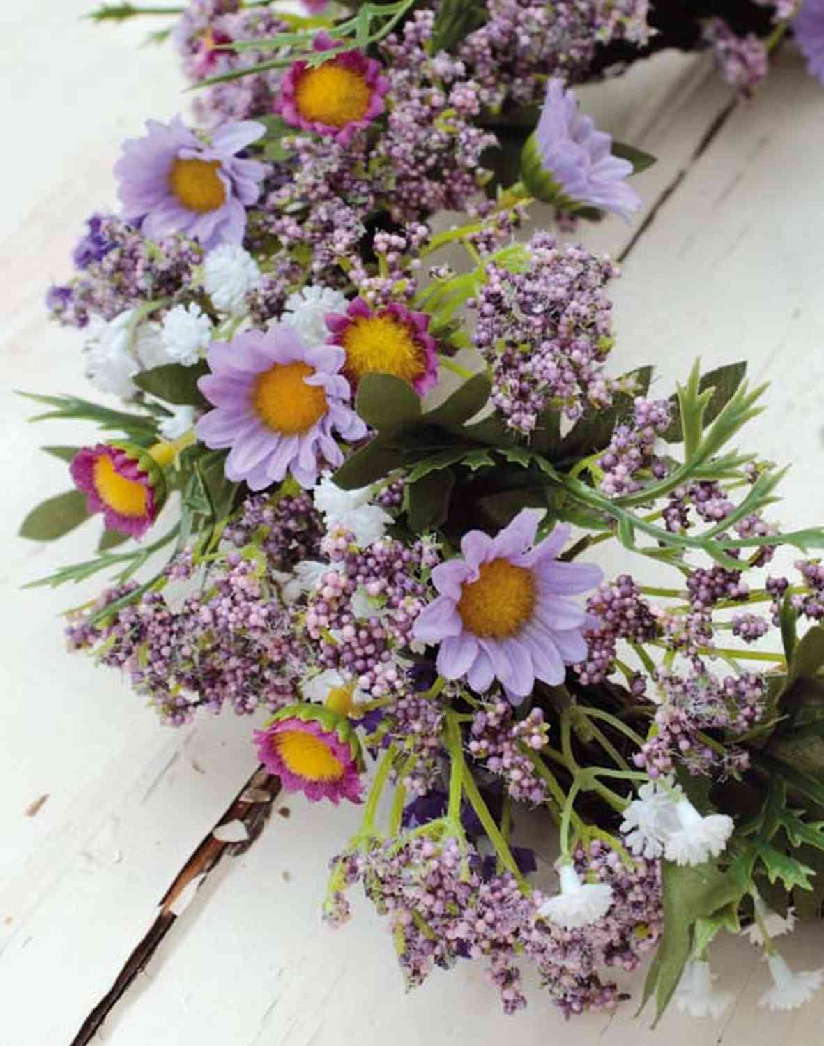 Artificial wreath 'lavender / daisies / Gypsophila' on rattan, Ø 32 cm, lavender