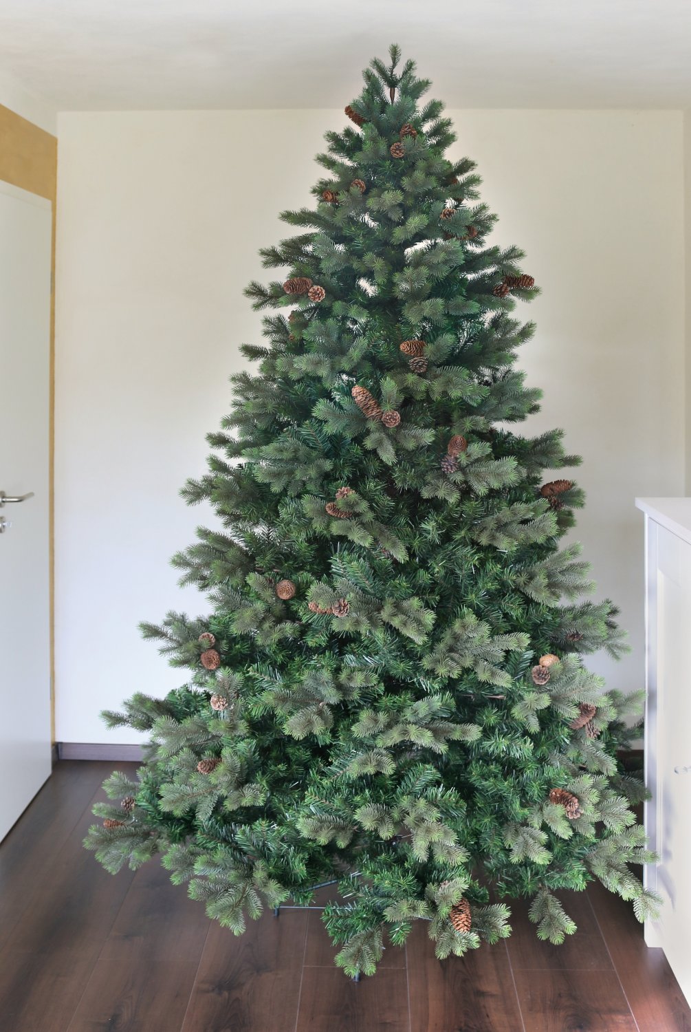 Künstlicher Tannenbaum mit Zapfen auf Metallständer, gemischt, 195 cm, Ø 140 cm, grün