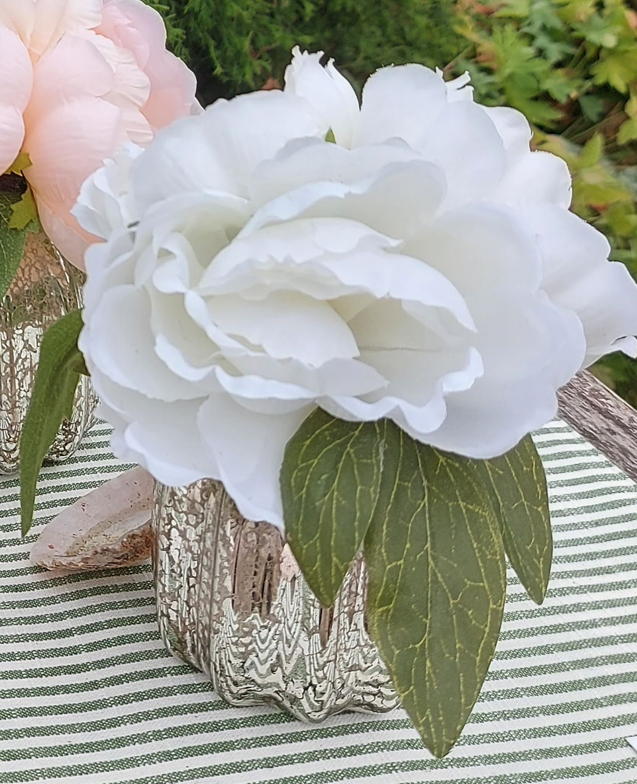 Unechtes Päonien-Arrangement in Glasvase, 15 cm, creme-weiß Unechtes Päonien-Arrangement in Glasvase, 15 cm, creme-weiß