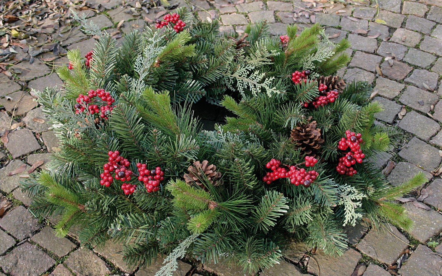Knstlicher Tannenkranz, gemischt, mit Zapfen / Beeren,  60 cm, grn-rot