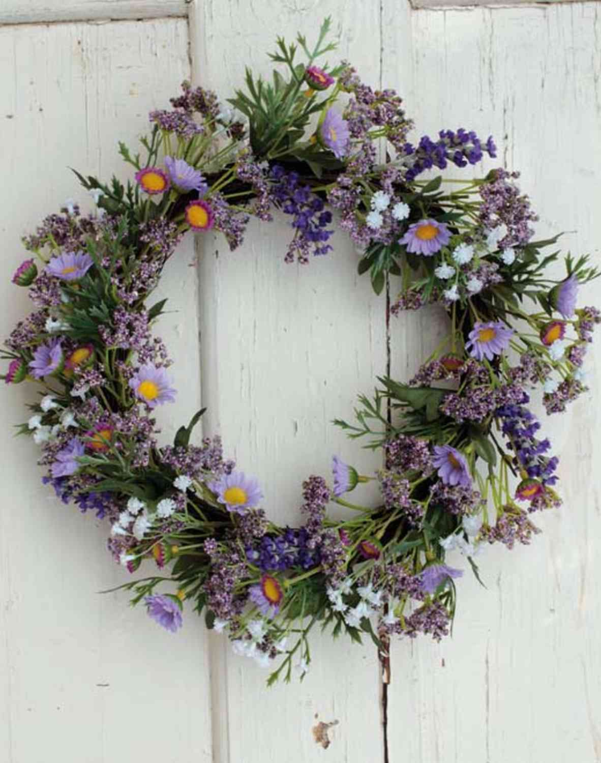 Artificial wreath 'lavender / daisies / Gypsophila' on rattan, Ø 32 cm, lavender