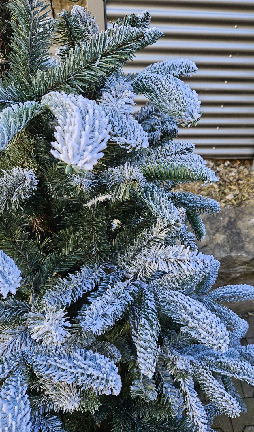 Abete artificiale con neve, 240 cm, supporto in metallo, verde-bianco