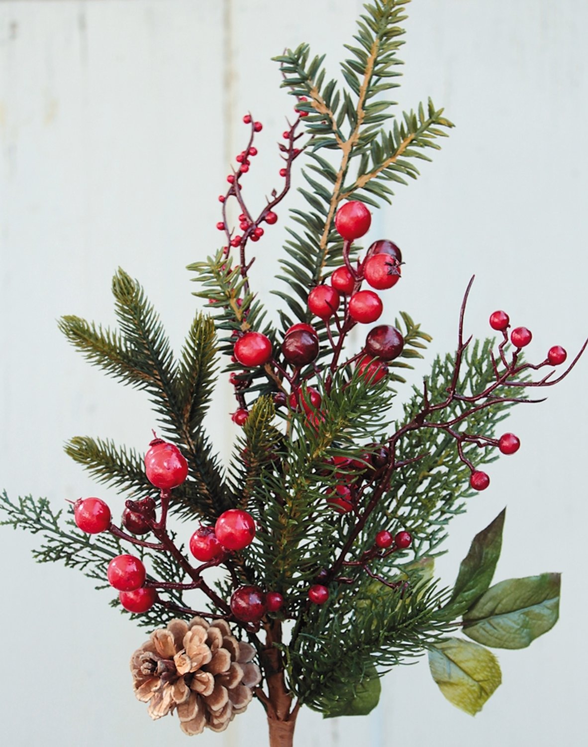 Künstlicher Tannenzweig mit Beeren / Zapfen, 51 cm, grün-rot