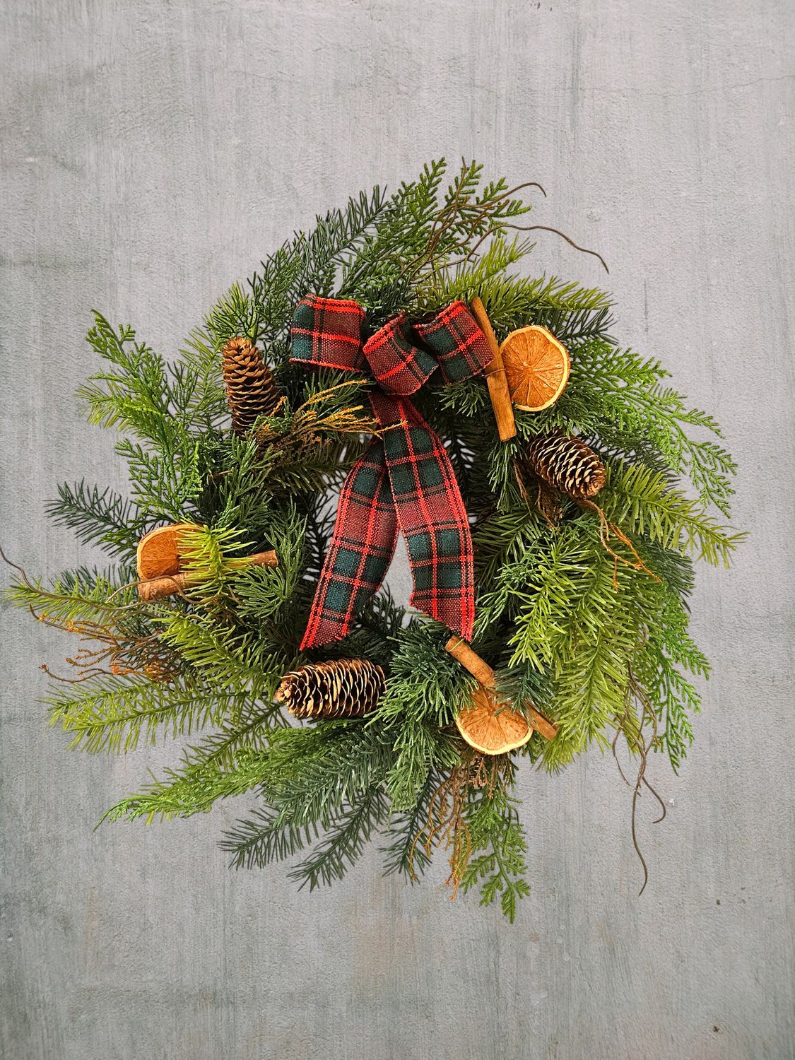 Künstlicher Weihnachtskranz mit Naturfrüchten und Zapfen, Ø 55 cm, olive-braun