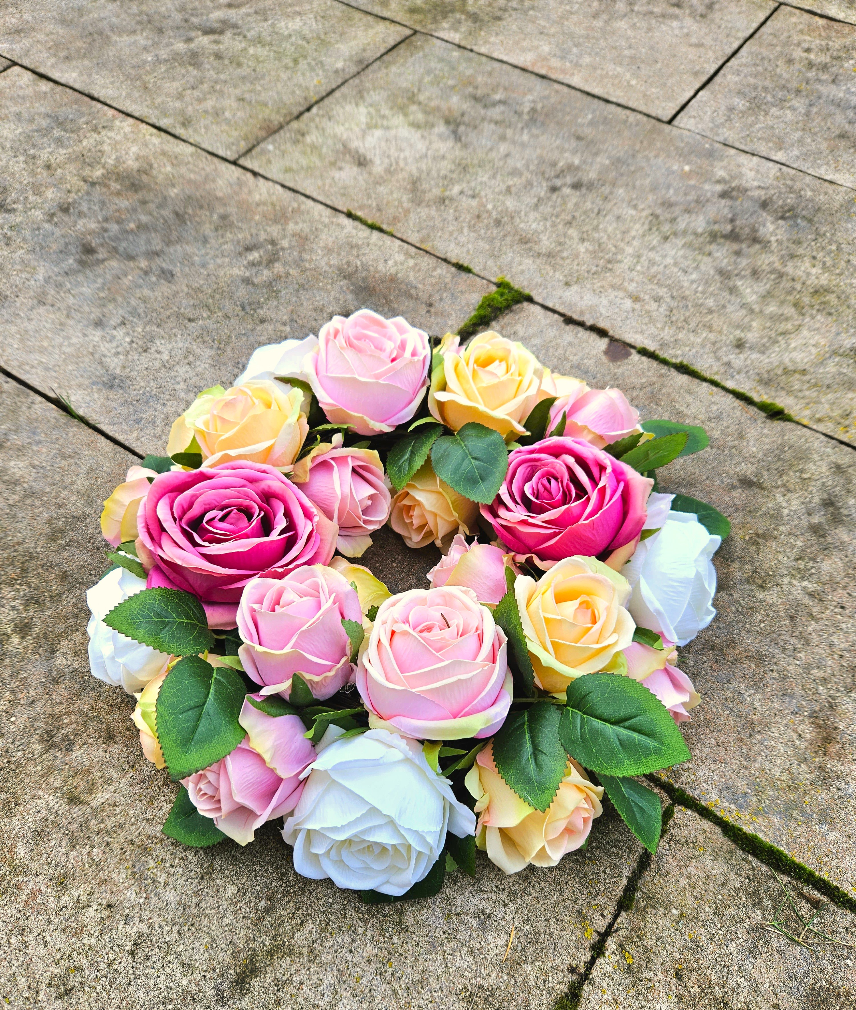 Künstlicher Kranz aus Freilandrosen, Ø 53 cm, bunt mit rosa