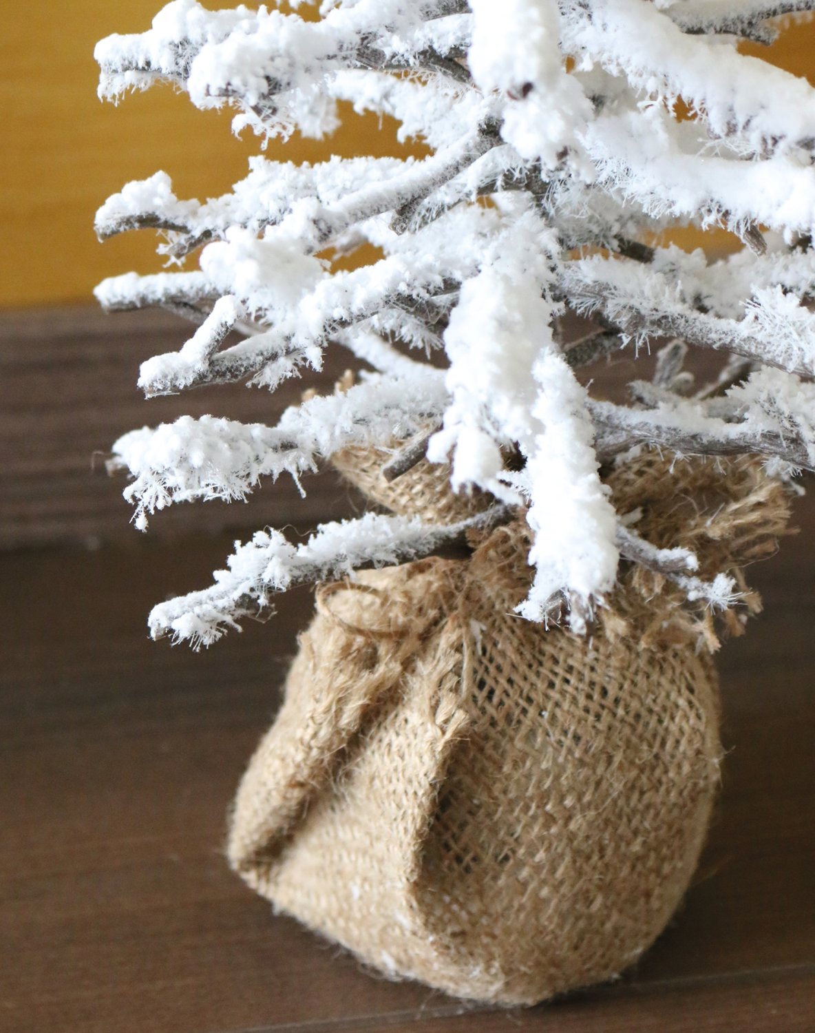 Künstlicher Weihnachtsbaum 'Schnee' im Jutesack, 36 cm, braun-weiß