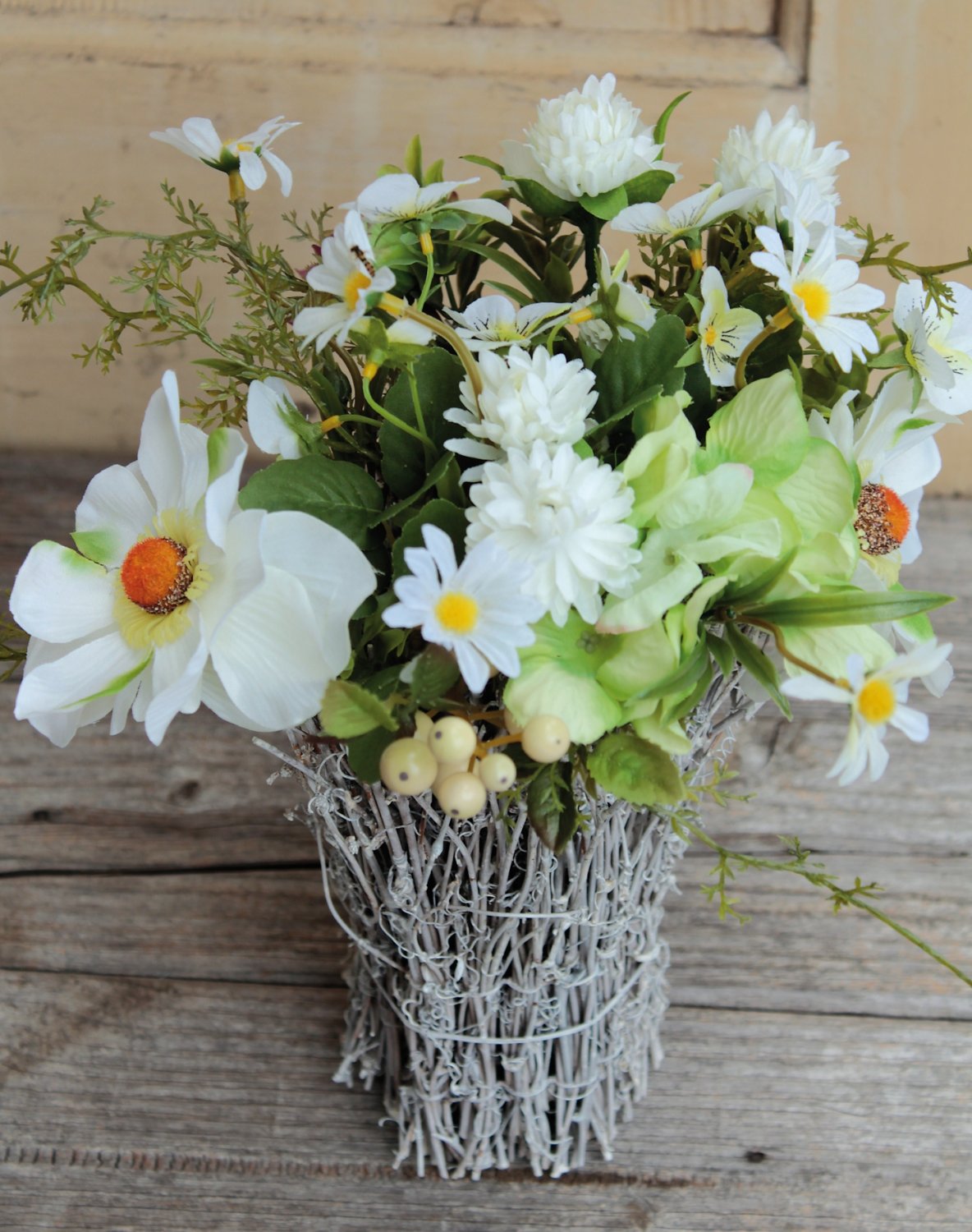 Künstliches Blütenarrangement mit Rattan, 38 cm, weiß-grün Künstliches Blütenarrangement mit Rattan, 38 cm, weiß-grün