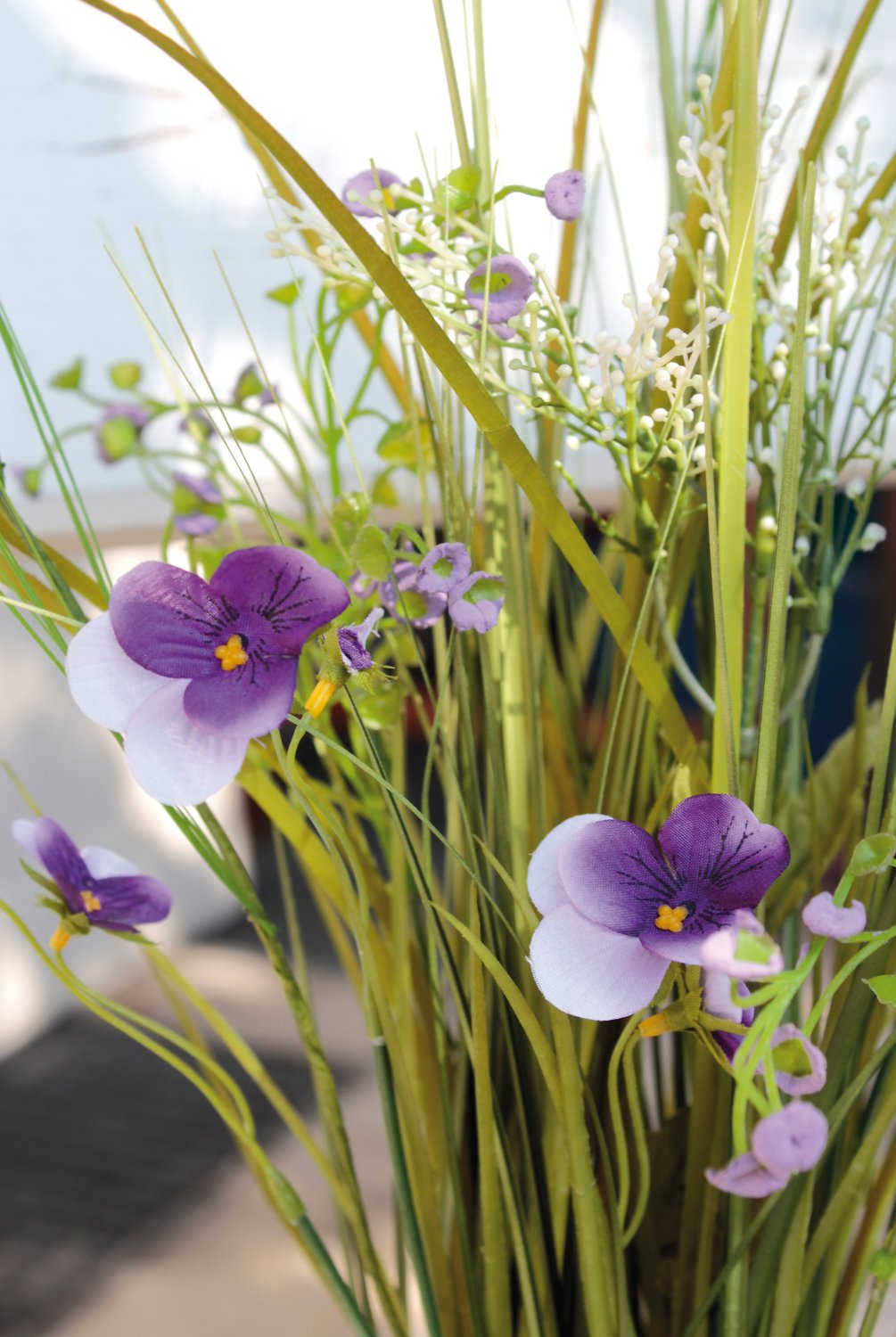 GreenBrokers Künstlicher Blumenkasten Mit Stiefmütterchen & Gras – Rattan-Optik, 38 Cm Hoch, 49 Cm Lang, Violett/gelb