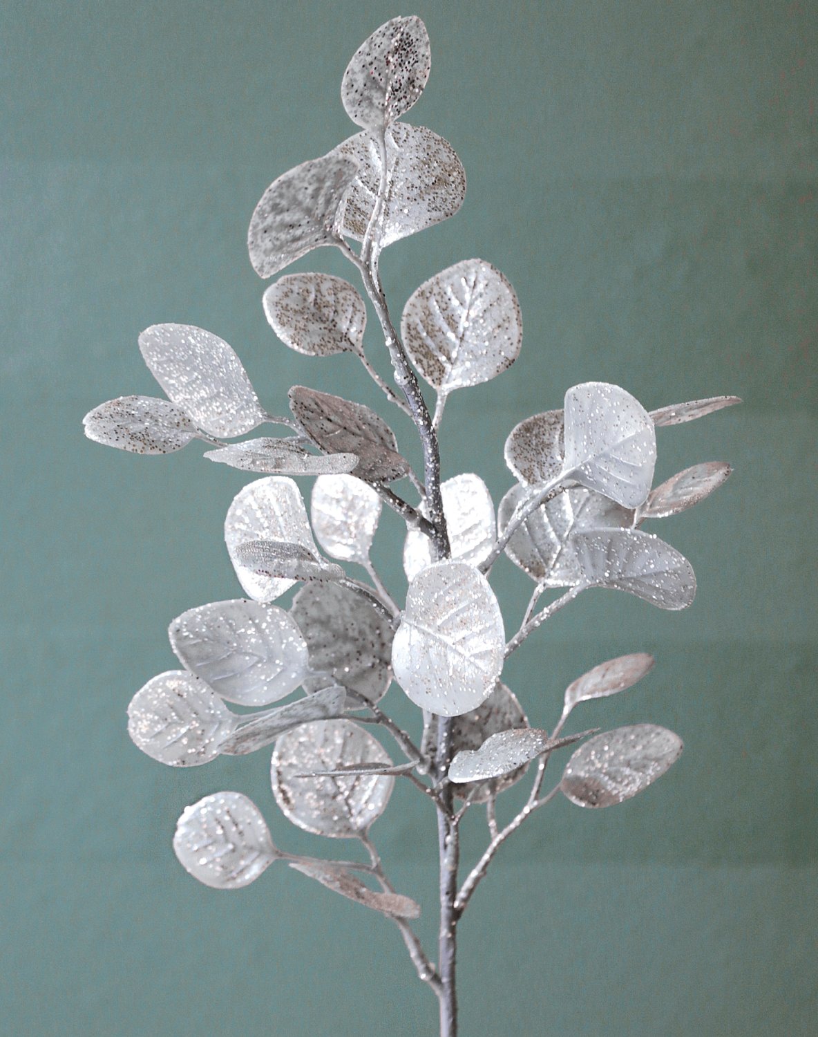 Rama falsa de eucalyptus con purpurina, 45 cm, plata Rama falsa de eucalyptus con purpurina, 45 cm, plata