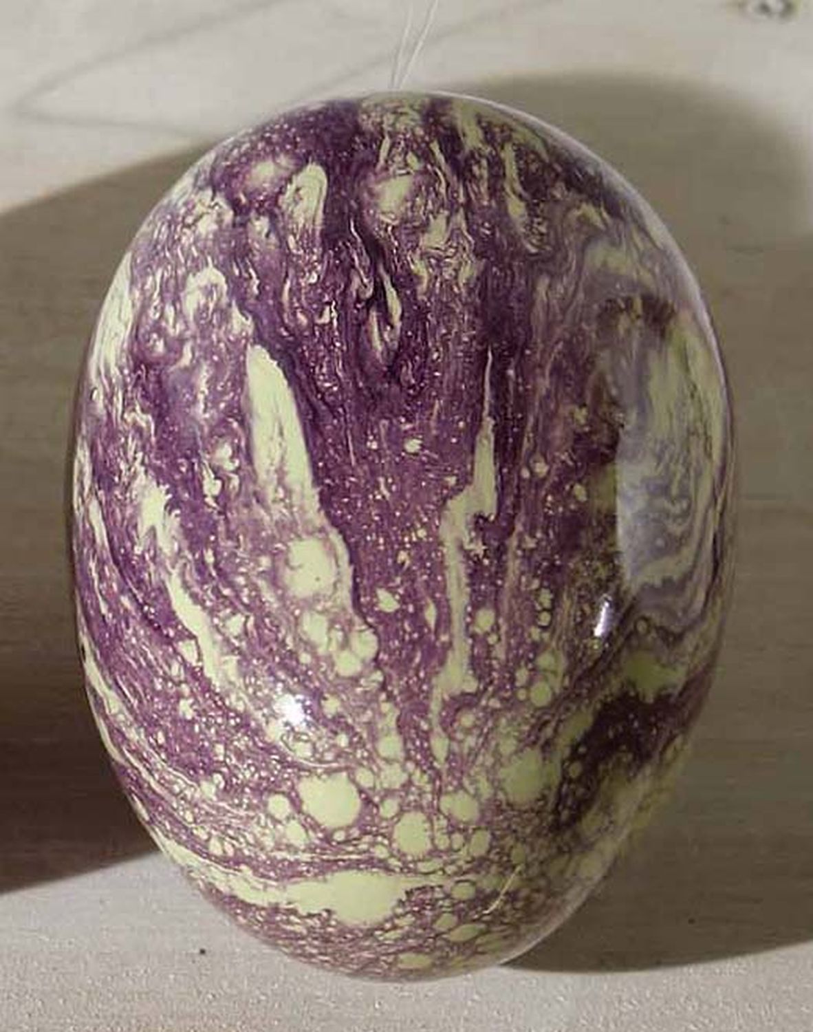 Deko Ei zum Hängen, 12 cm, grün-rot