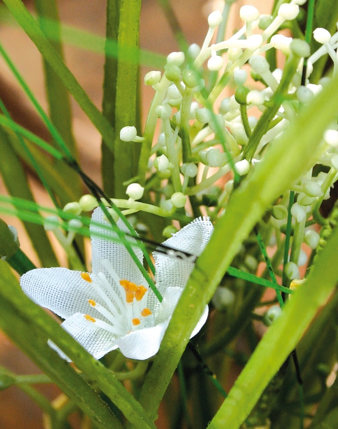 Erba artificiale con fiori in 'terra', 43 cm, bianco-crema