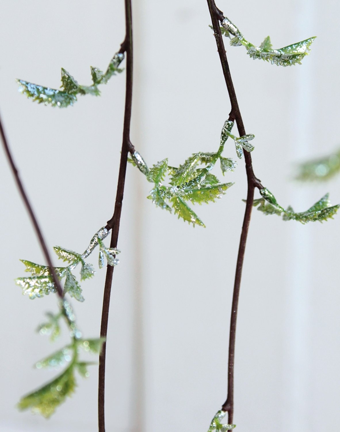 Künstlicher Rosenlaubzweig mit Glitter, 118 cm, frost-grün