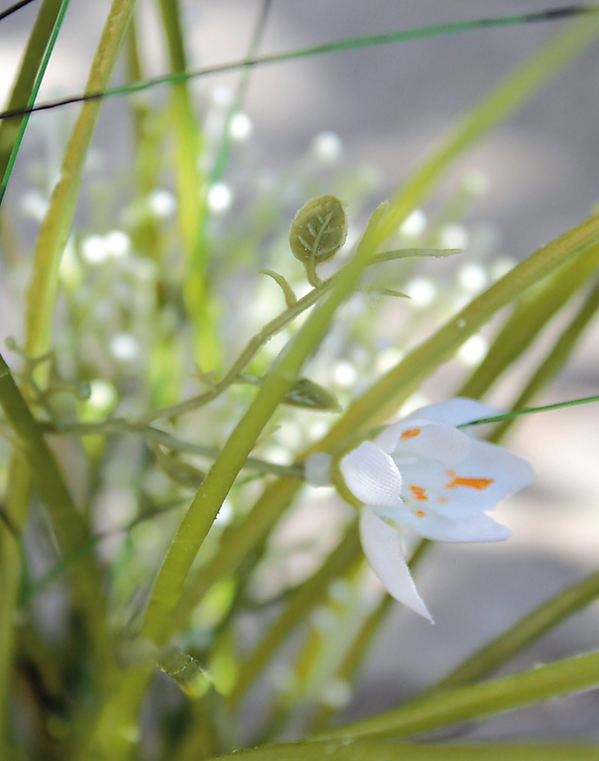 Erba artificiale con fiori in 'terra', 43 cm, bianco-crema