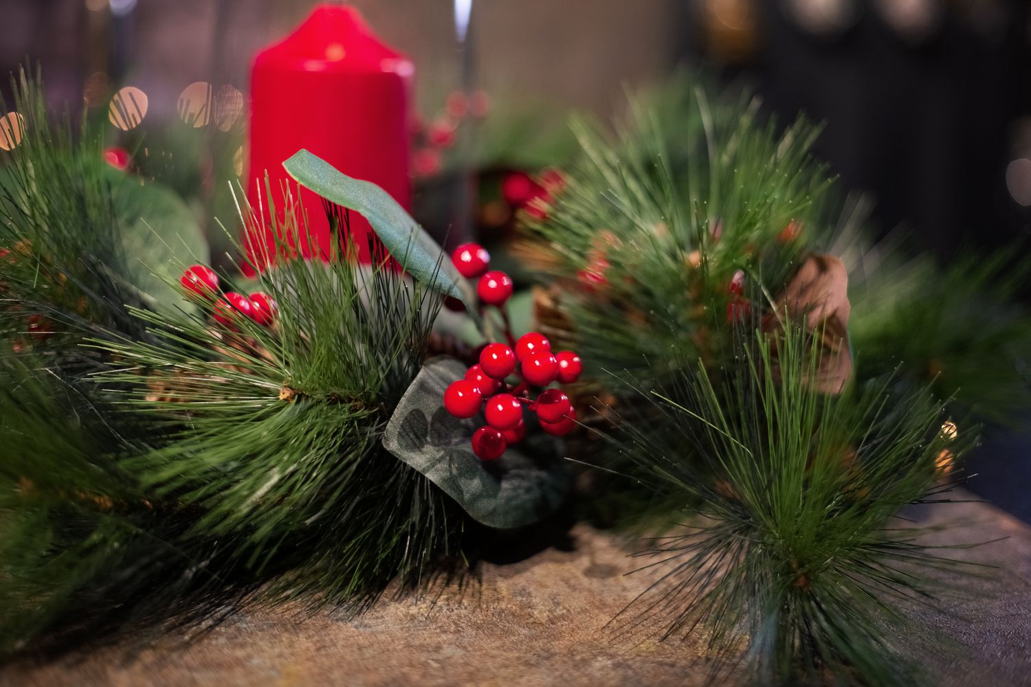 Artificial wreath with silk pine, magnolia leaves and berries, Ø 61 cm, green-red