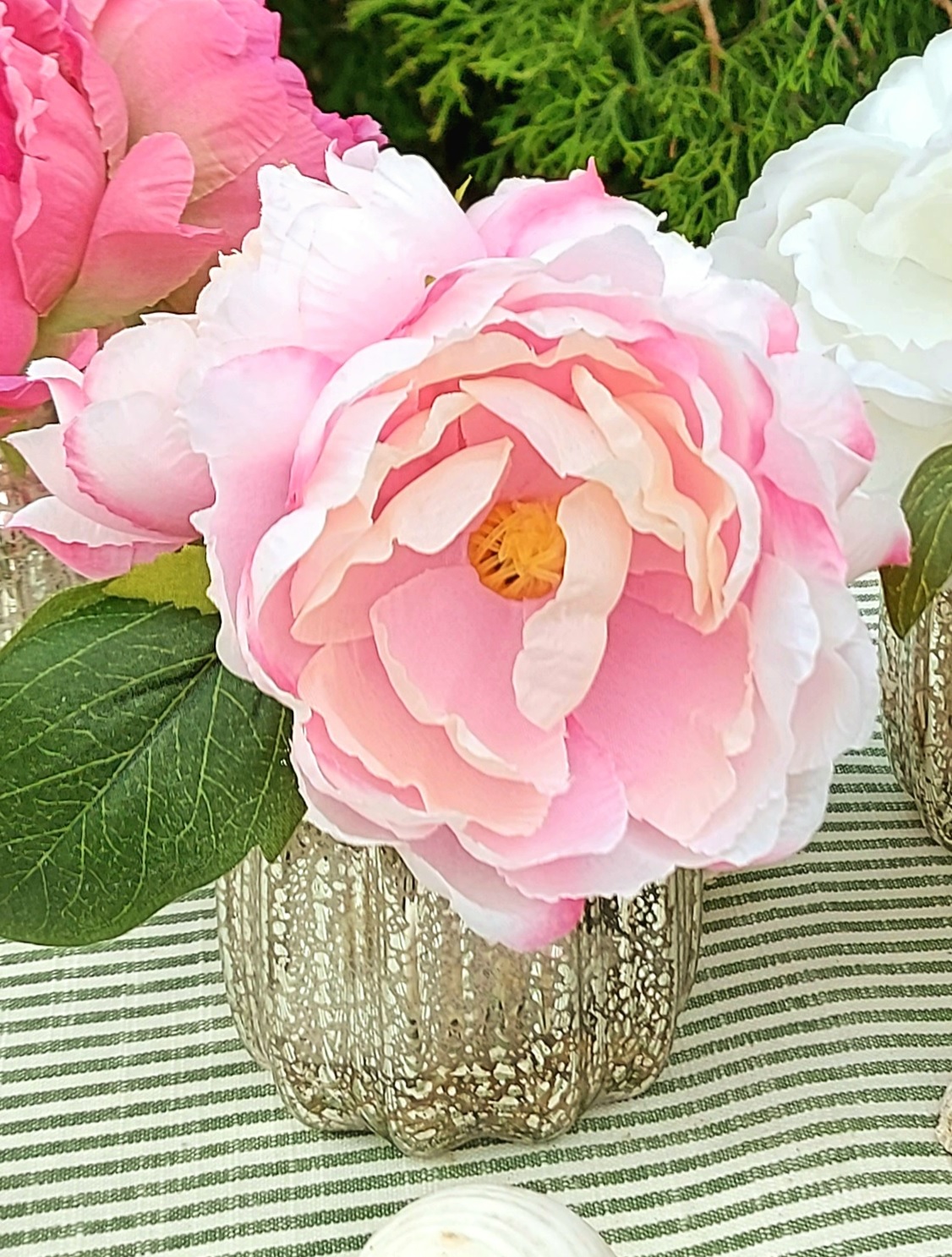 Fake peony arrangement in glass vase, 15 cm, light pink-dark pink