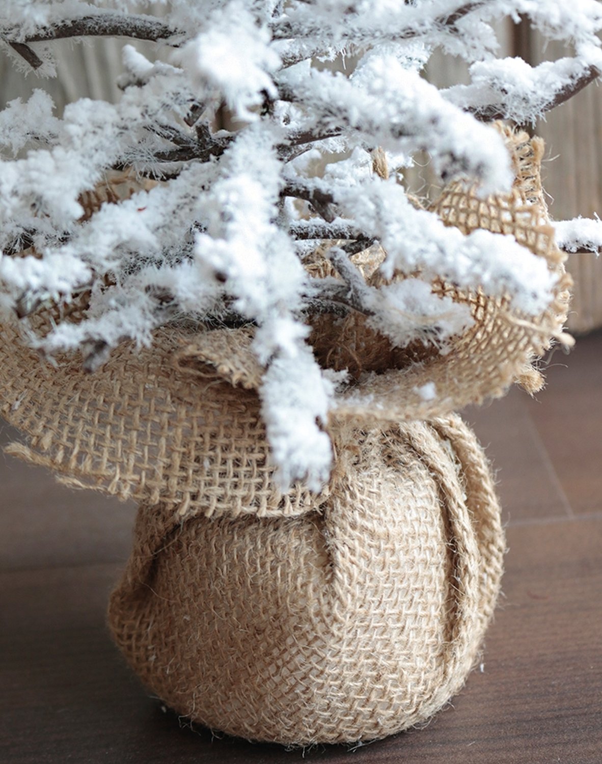 Künstlicher Weihnachtsbaum 'Schnee' im Jutesack, 46 cm, braun-weiß