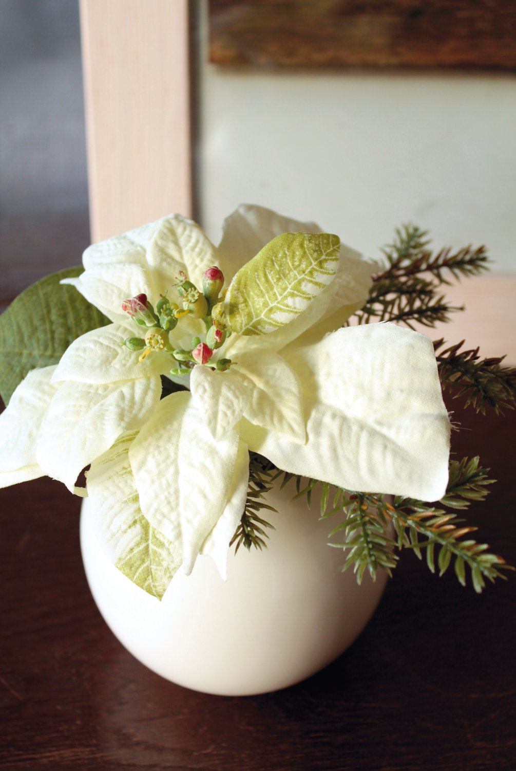 Künstliche Poinsettia mit Tanne in weißem Keramiktopf, 14 cm, creme-weiß