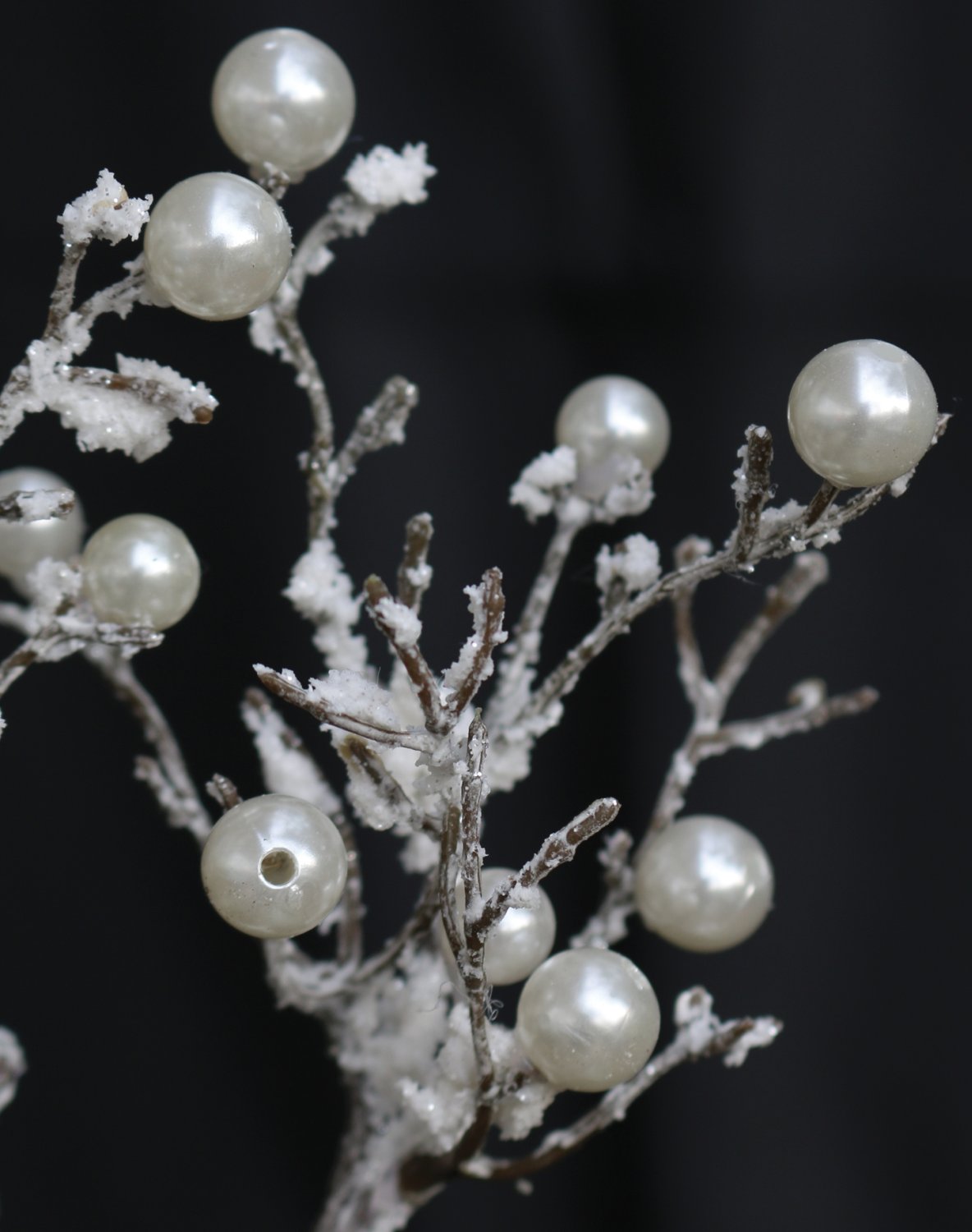 Künstlicher Dekozweig mit Perlen und Schnee, 30 cm, frost-braun