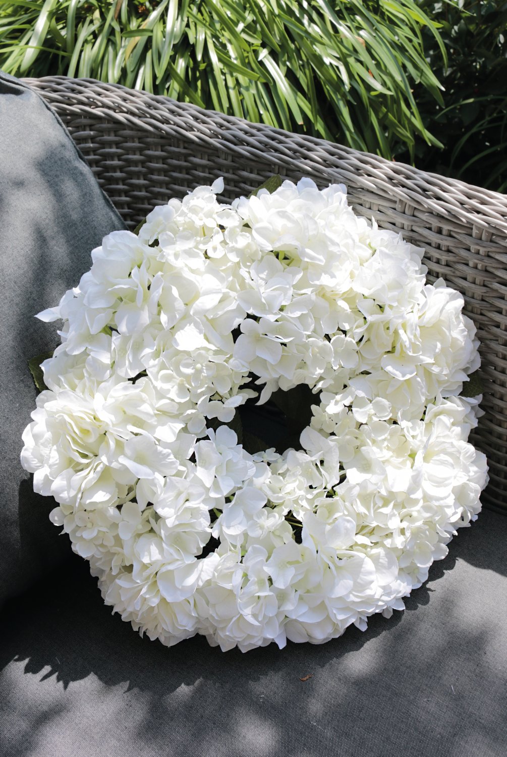 Corona di ortensie artificiali su rattan, Ø 40 cm, bianco-crema