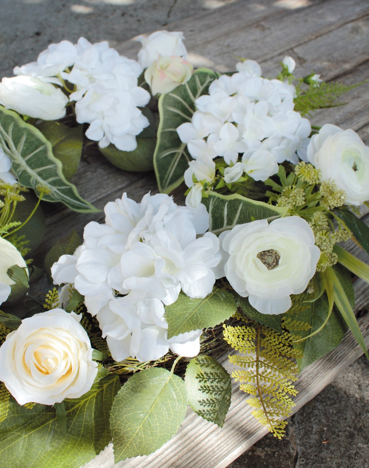 Artificial wreath 'ranunculus / rose / hydrangea', Ø 50 cm, beige-white