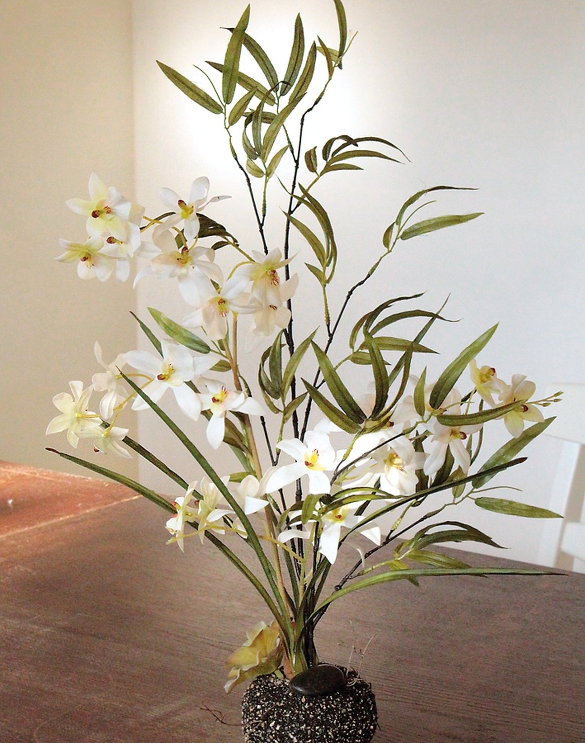 Orquídea de imitación dendrobium & bambú en 'tierra', 57 cm, tacto real, blanco-verde Orquídea de imitación dendrobium & bambú en 'tierra', 57 cm, tacto real, blanco-verde
