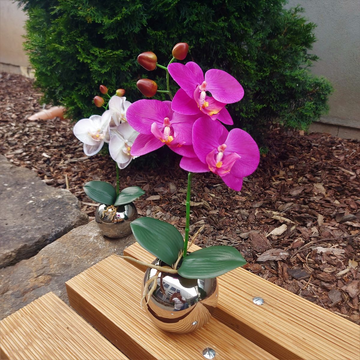 Orchidea artificiale in vaso argentato, 32 cm, tocco reale, ciliegio