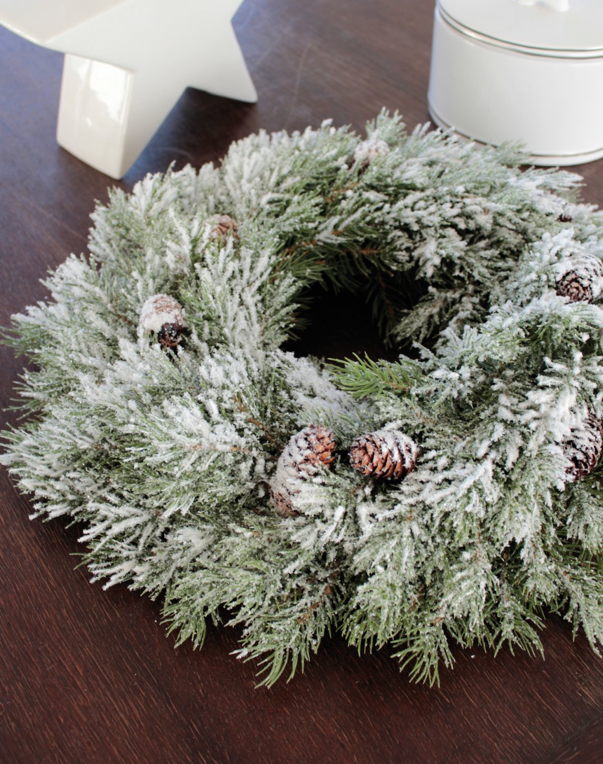 Weihnachts Türkranz 35 Cm - Künstlicher Tannenkranz Mit Schnee, Beeren Und Tannenzapfen Für Festliche Dekoration