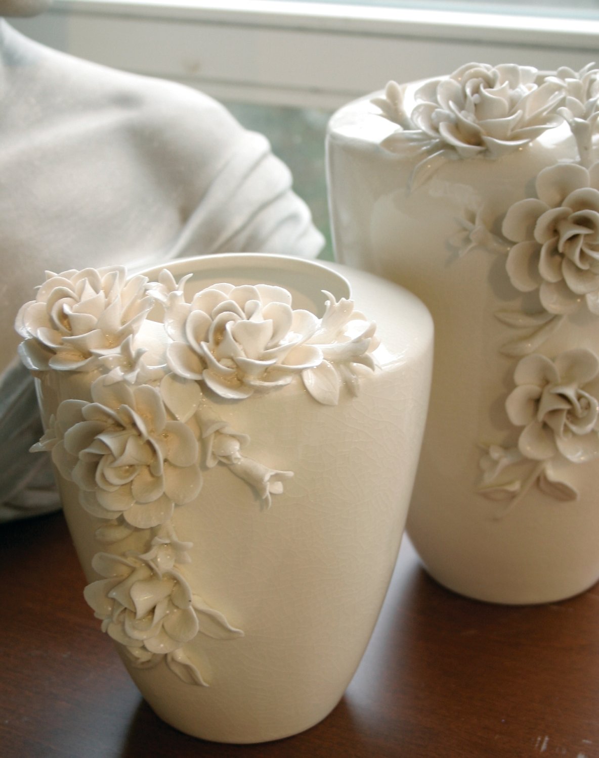 Deko Keramikvase mit Rosenornament, 21 cm, creme-weiß