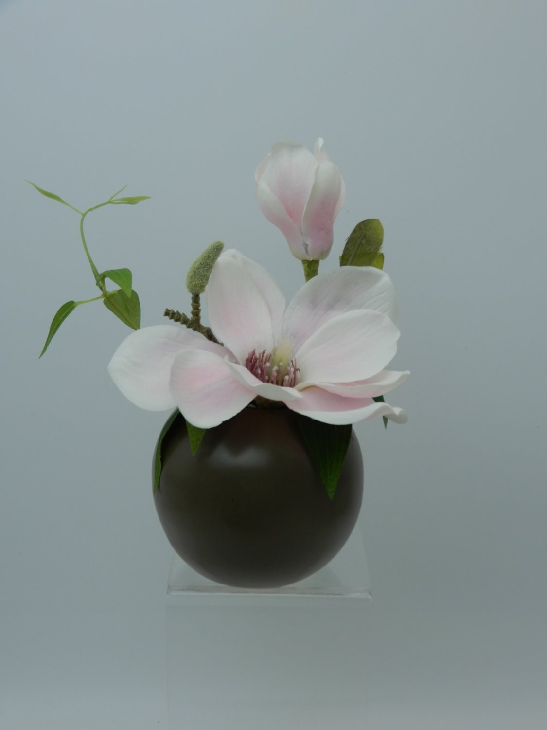 Magnolia artificial en maceta de cerámica de color barro, 15 cm, blanco-rosa