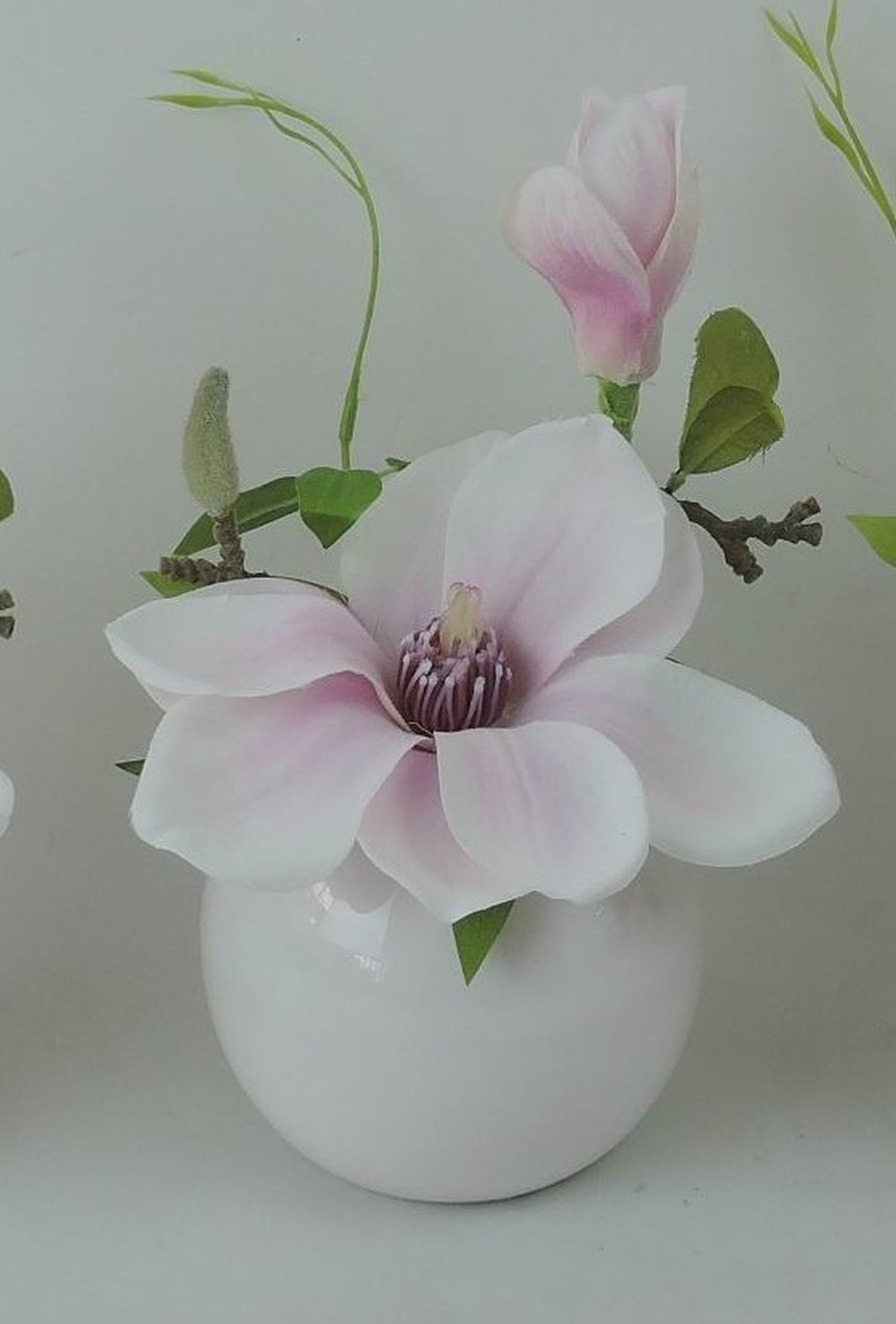 Magnolia artificial en maceta de cerámica blanca, 15 cm, crema-rosa