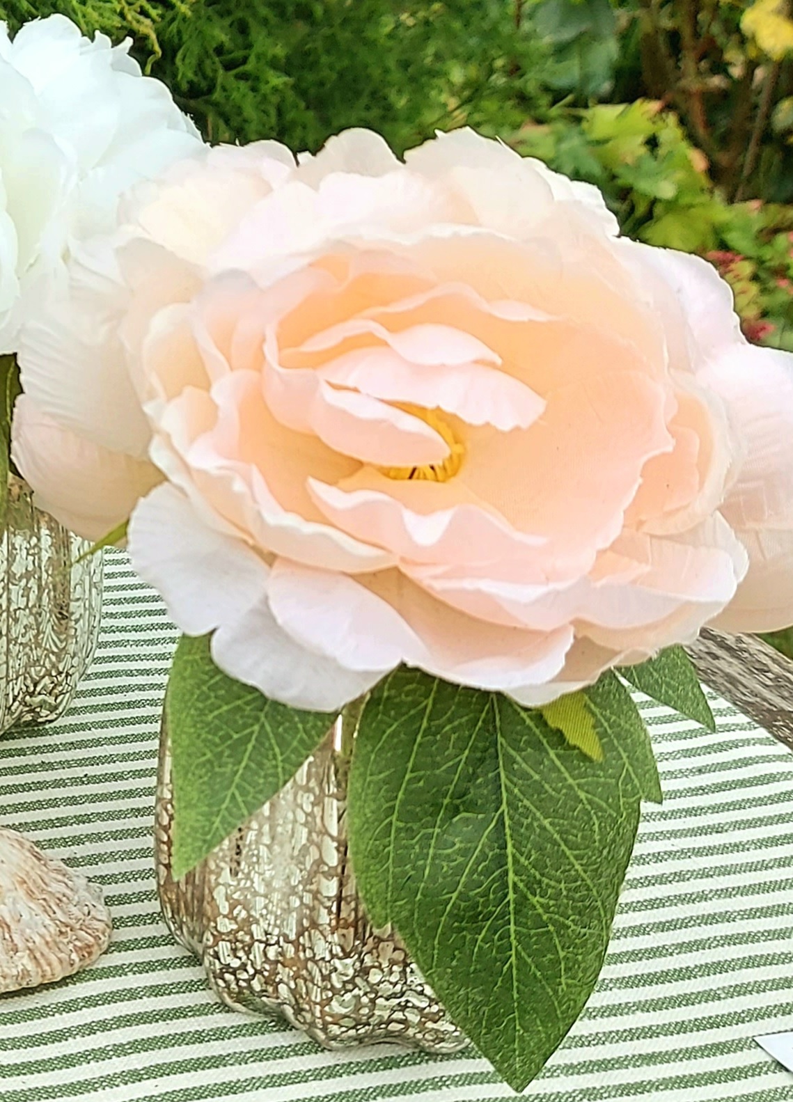 Unechtes Päonien-Arrangement in Glasvase, 15 cm, aprikose Unechtes Päonien-Arrangement in Glasvase, 15 cm, aprikose