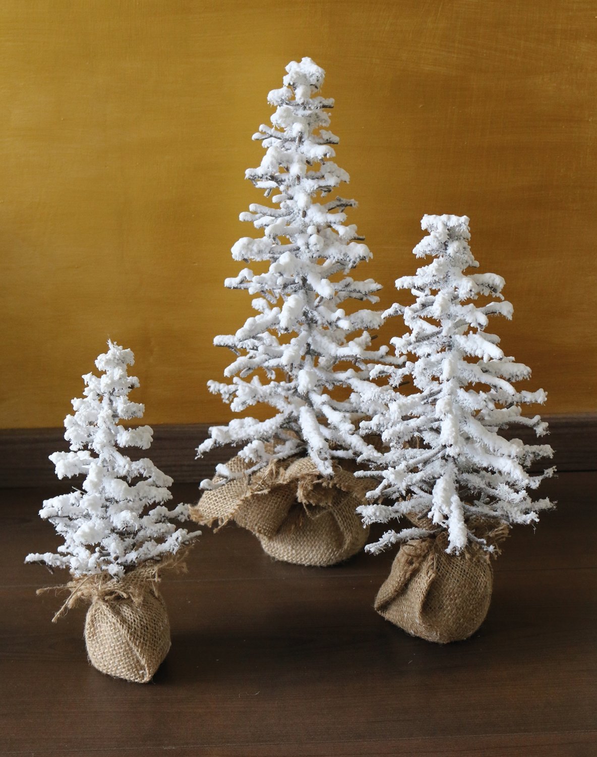 Künstlicher Weihnachtsbaum 'Schnee' im Jutesack, 36 cm, braun-weiß