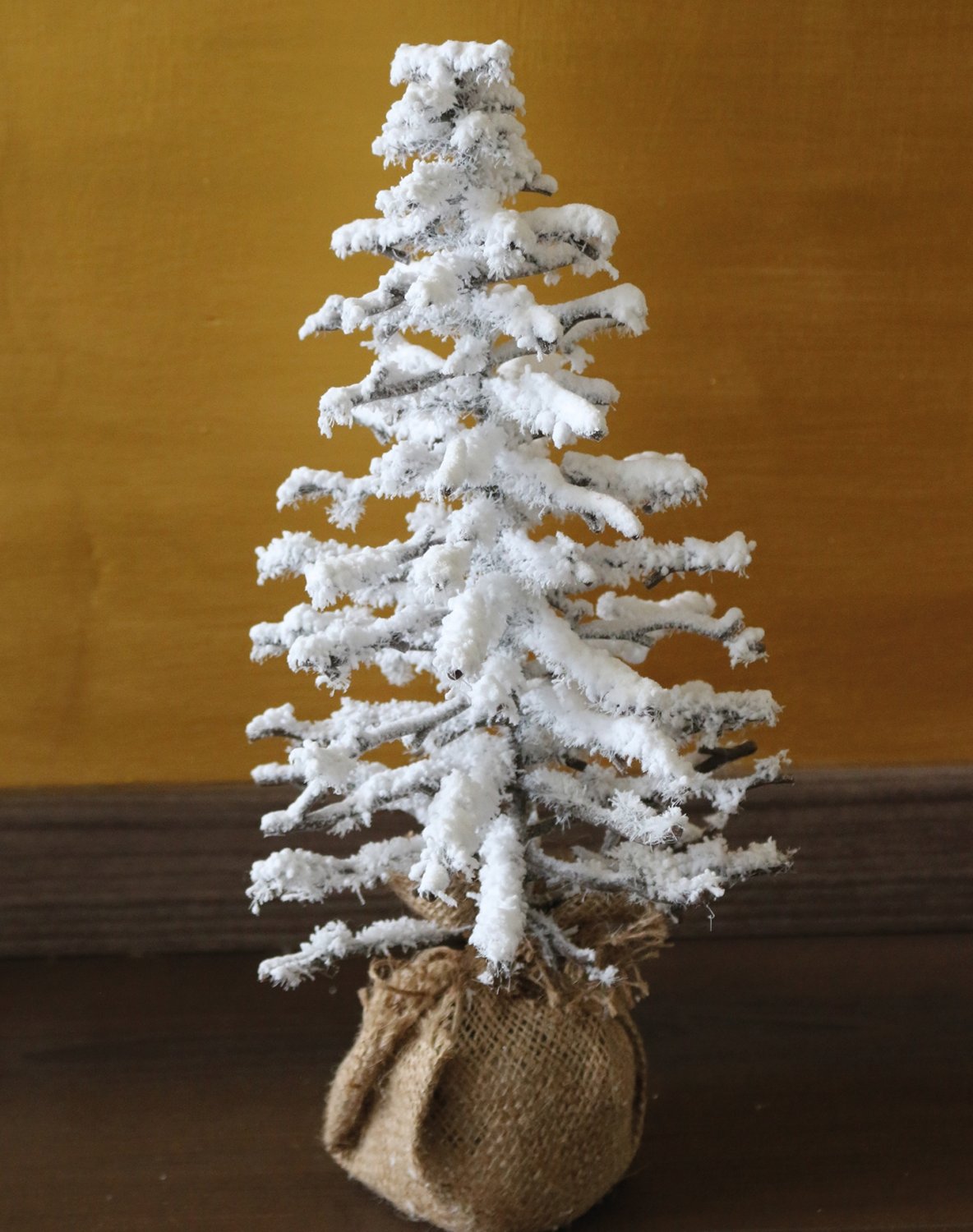 Künstlicher Weihnachtsbaum 'Schnee' im Jutesack, 36 cm, braun-weiß