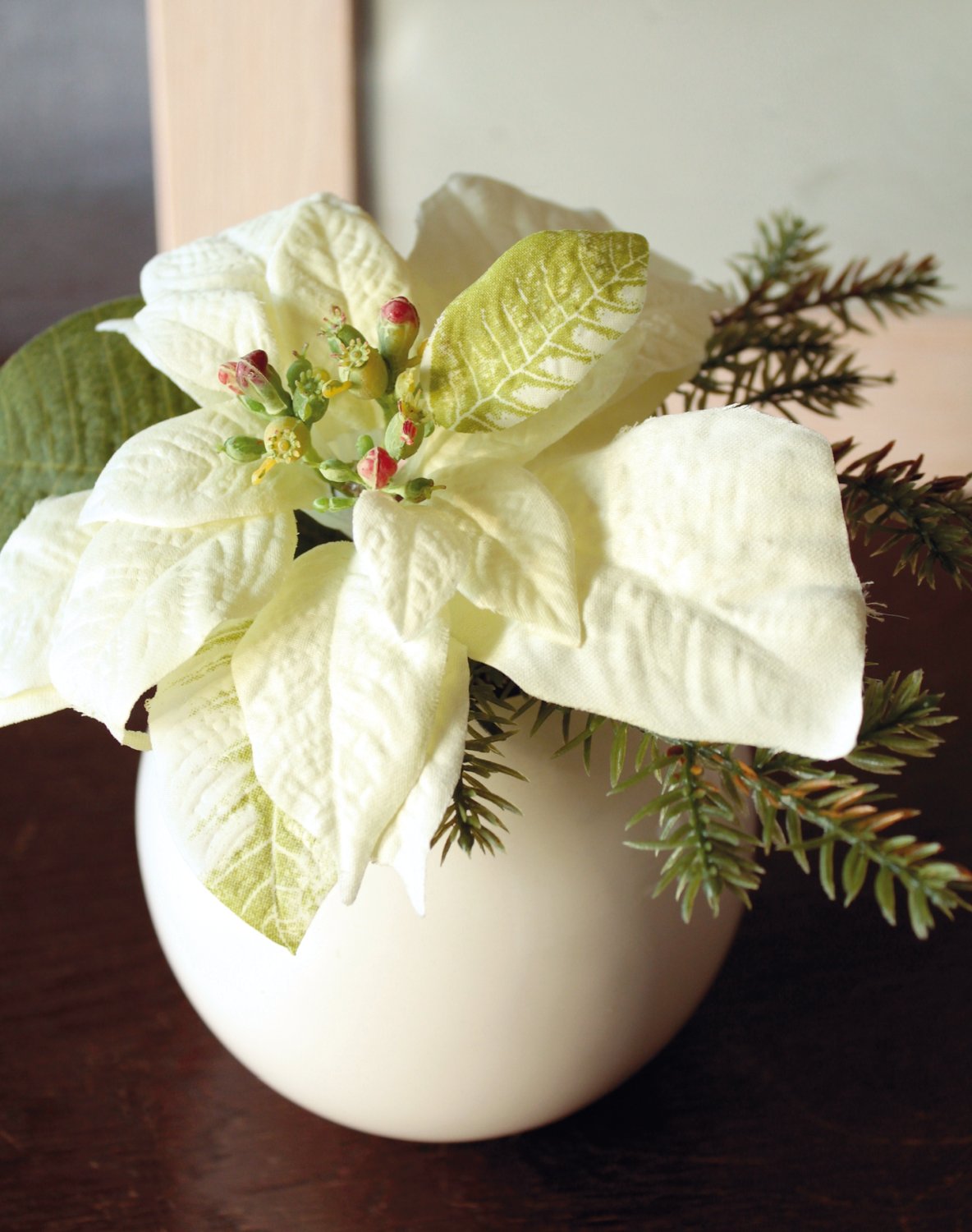 Künstliche Poinsettia mit Tanne in weißem Keramiktopf, 14 cm, creme-weiß