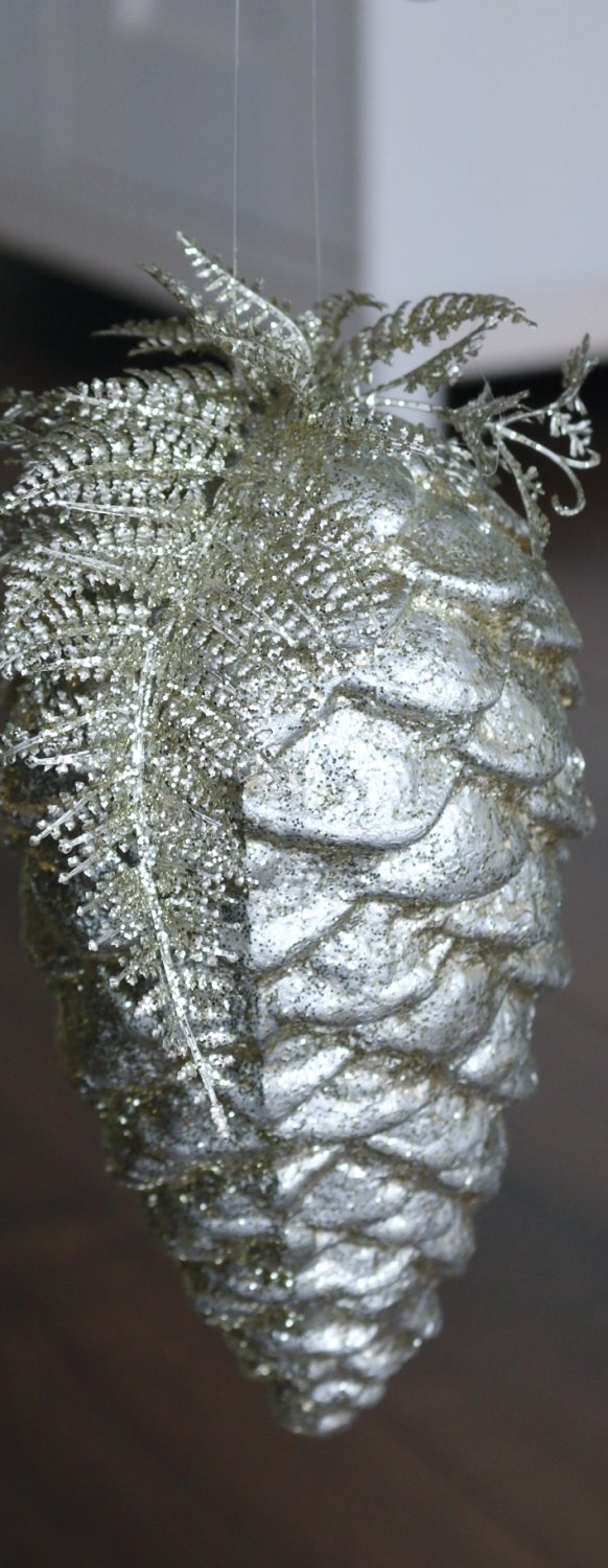 Künstlicher Tannenzapfen mit Blättern, Real Touch, 22cm, silber