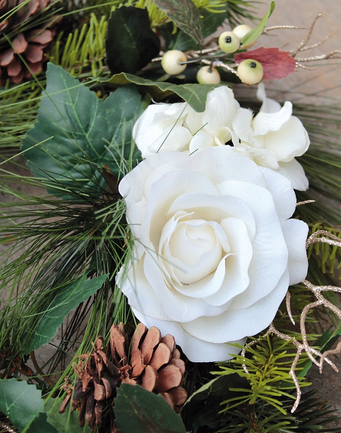 Künstlicher Kranz 'Poinsettia / Rose / Hortensie / Tanne', Ø 50 cm, creme-weiß
