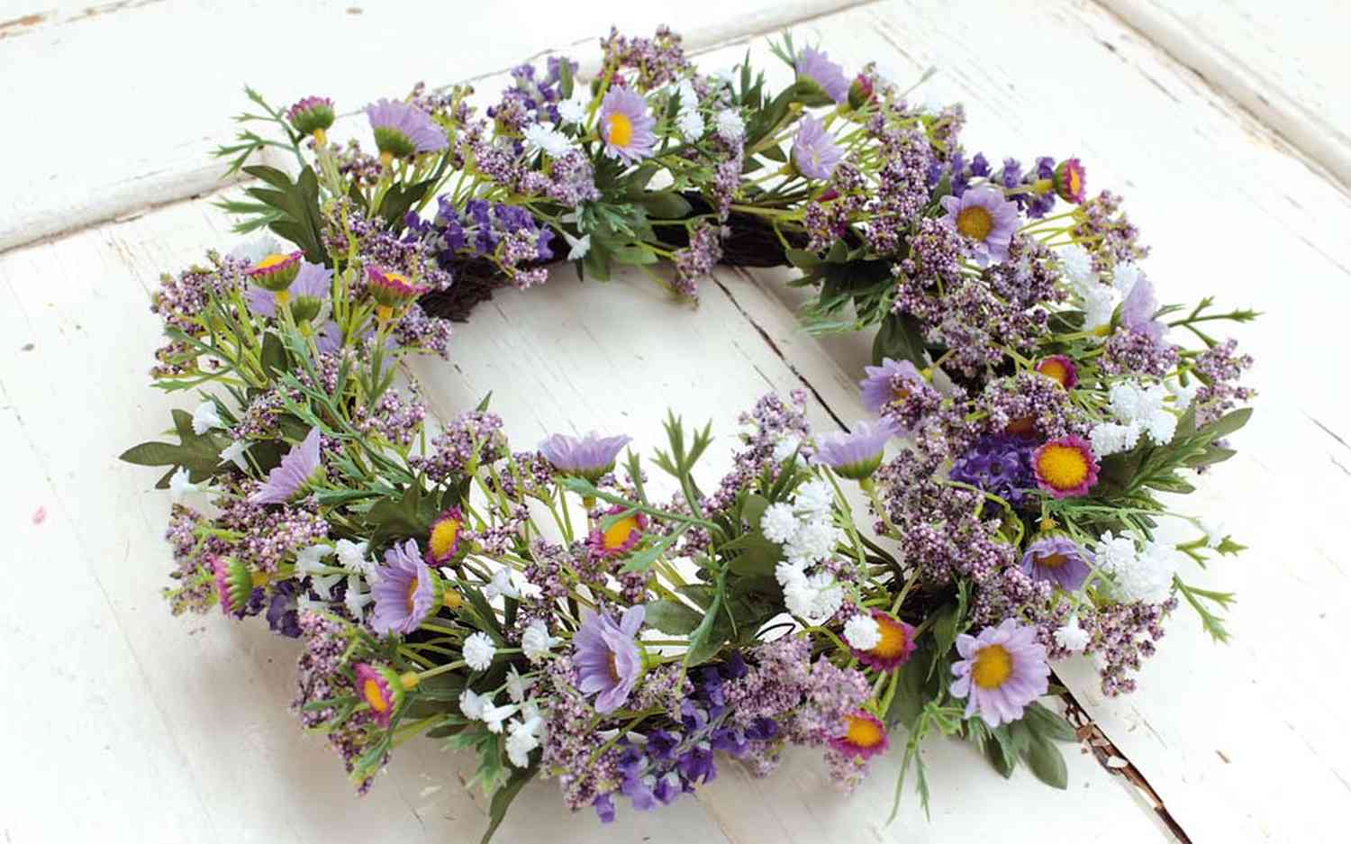 Artificial wreath 'lavender / daisies / Gypsophila' on rattan, Ø 32 cm, lavender