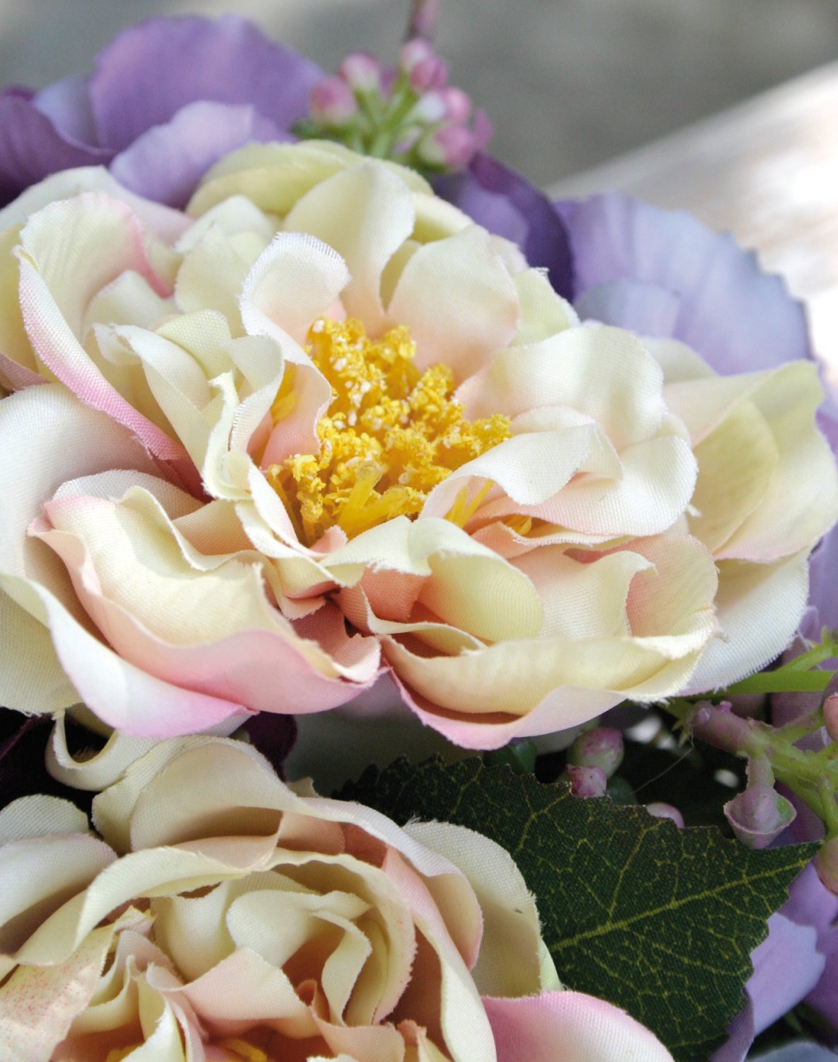 Artificial peony arrangement in ceramic pot, 17 cm, light violet