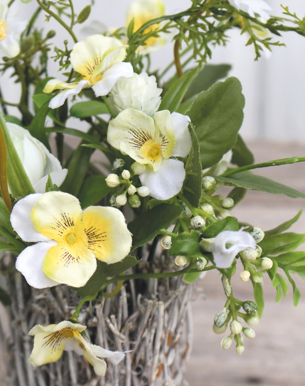 Künstliches Blütenarrangement mit Rattan, 30 cm, weiß-grün
